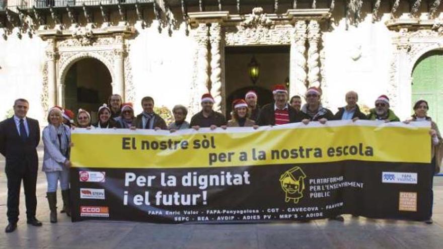 Los representantes de la Plataforma por la enseñanza pública ante el Ayuntamiento, ayer.