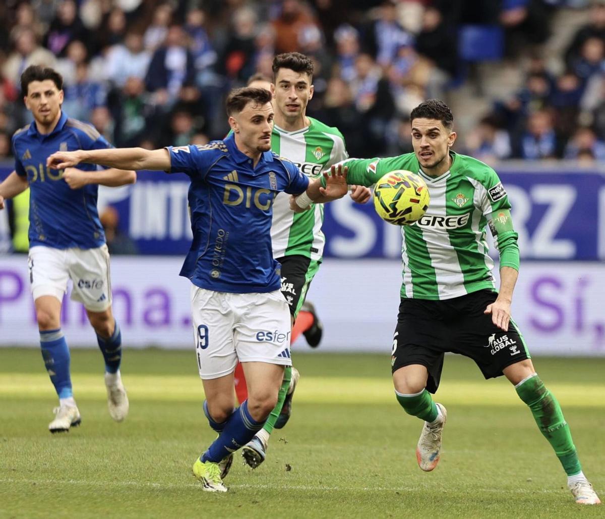 Forés pelea un balón con Bartra, delante de Reina y Roca. | IRMA COLLÍN