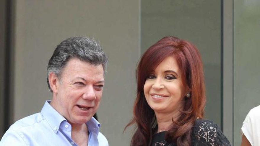 Cristina Fernández, con el presidente de Colombia, Juan Manuel Santos.