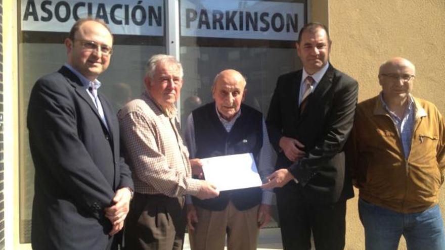 Antonio de Luis Solar, alcalde de Pravia; Ángel Manuel Fernández, presidente de la Asociación de Párkinson de Pravia; José María Álvarez, tesorero; Dionisio Noval, de Humana, y el edil de Servicios Sociales, Teodoro Ramón, ayer, durante la entrega del cheque.