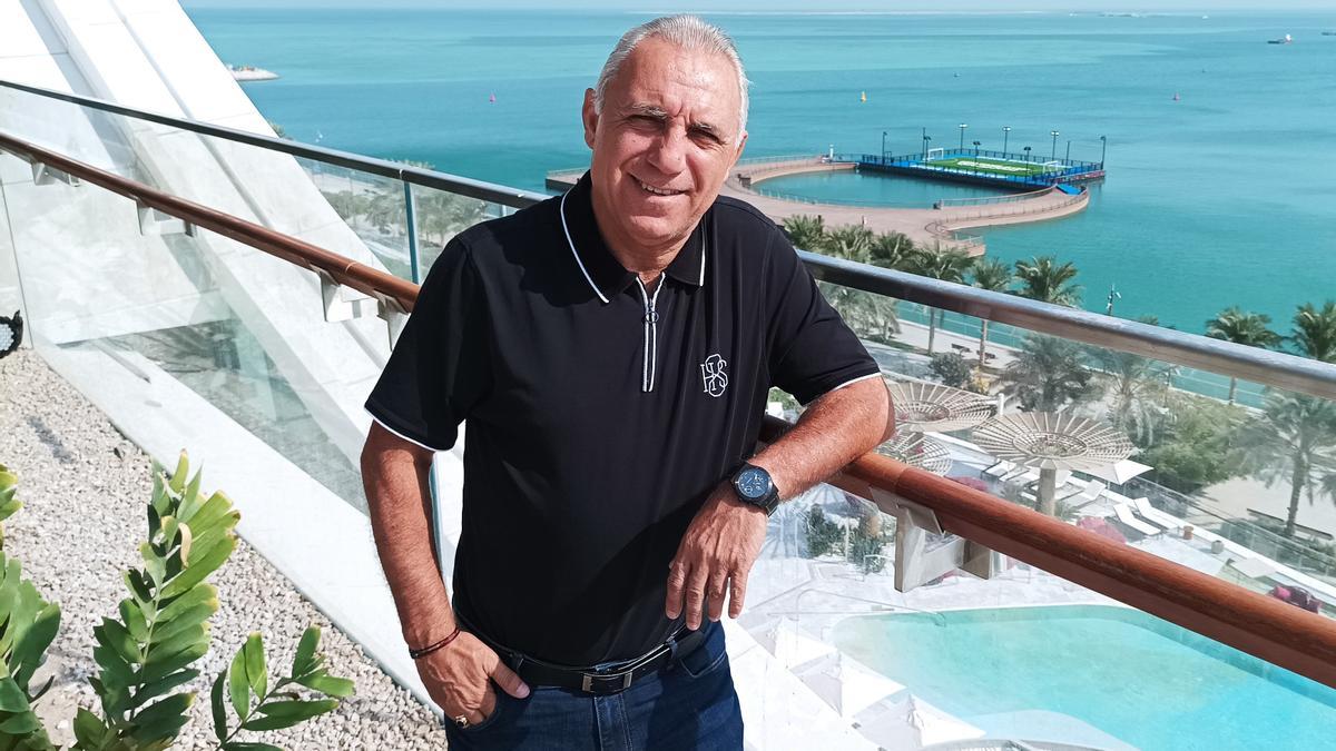 Stoichkov posa en la terraza del hotel donde se hospeda la FIFA en Doha.