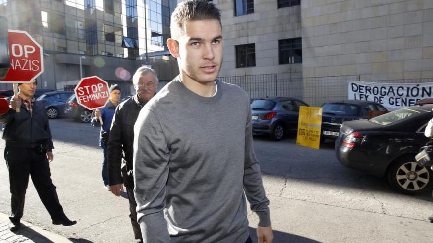 La policía detiene en Barajas a Lucas Hernández, del Atlético, y a su novia por quebrantamiento de condena