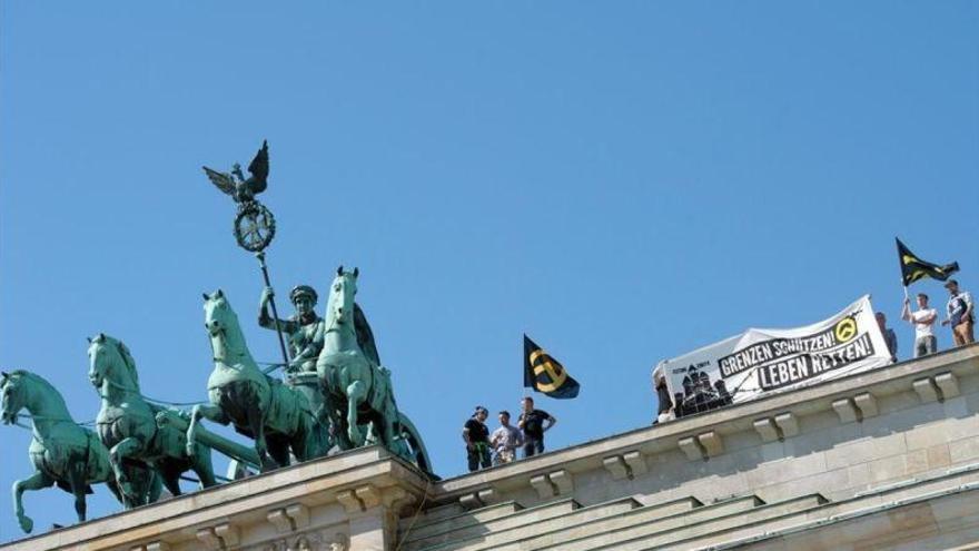 Unos nazis escalan la Puerta de Brandemburgo para protestar contra los refugiados