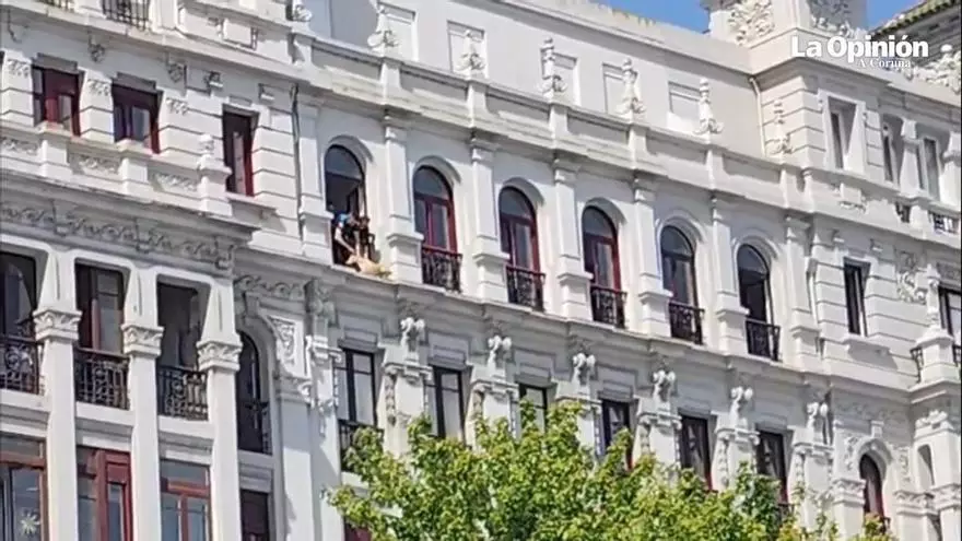 La Policía Local de A Coruña rescata a un perro atrapado en una fachada que estaba en peligro de caer al vacío
