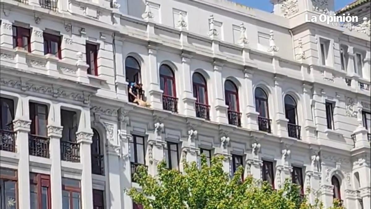 La Policía Local de A Coruña rescata a un perro atrapado en una fachada que estaba en peligro de caer al vacío