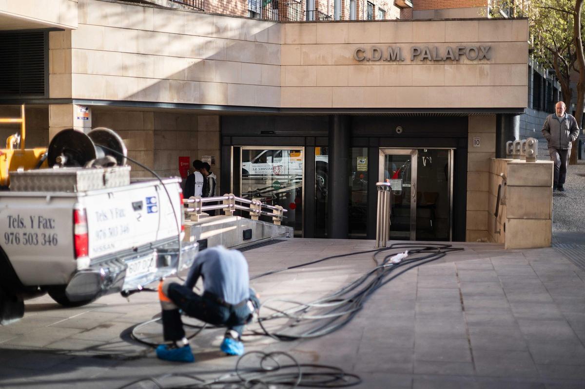 Acceso al centro deportivo municipal Palafox de Zaragoza este mes de mayo.