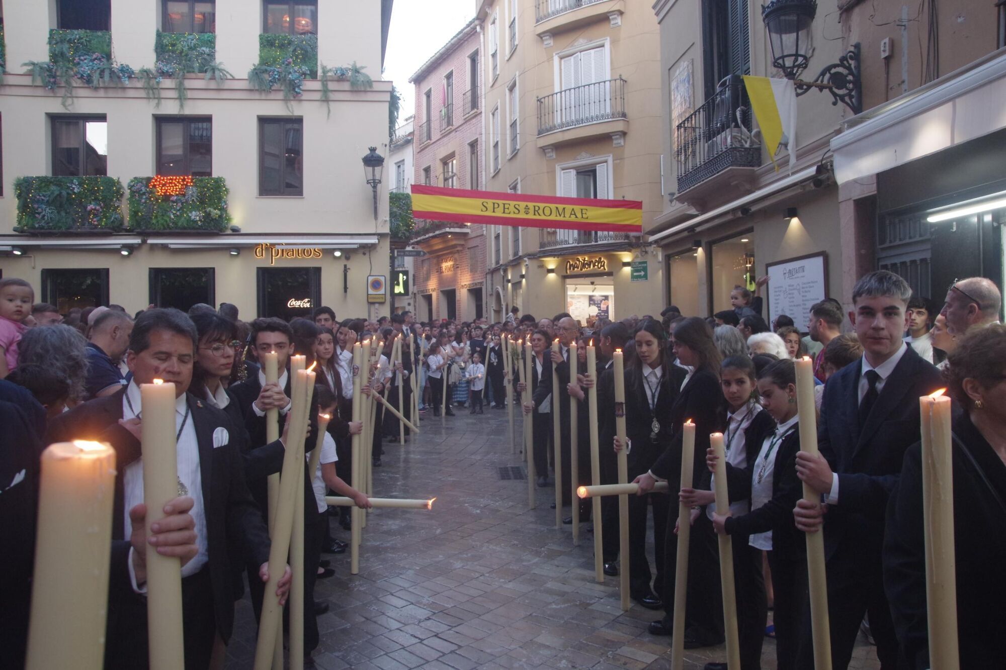 Procesión triunfal de regreso de la Virgen de la Esperanza a su basílica tras su peregrinación a Roma