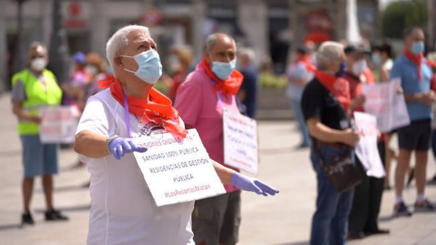 Pensionistas se concentran en Madrid contra la "masacre" en residencias