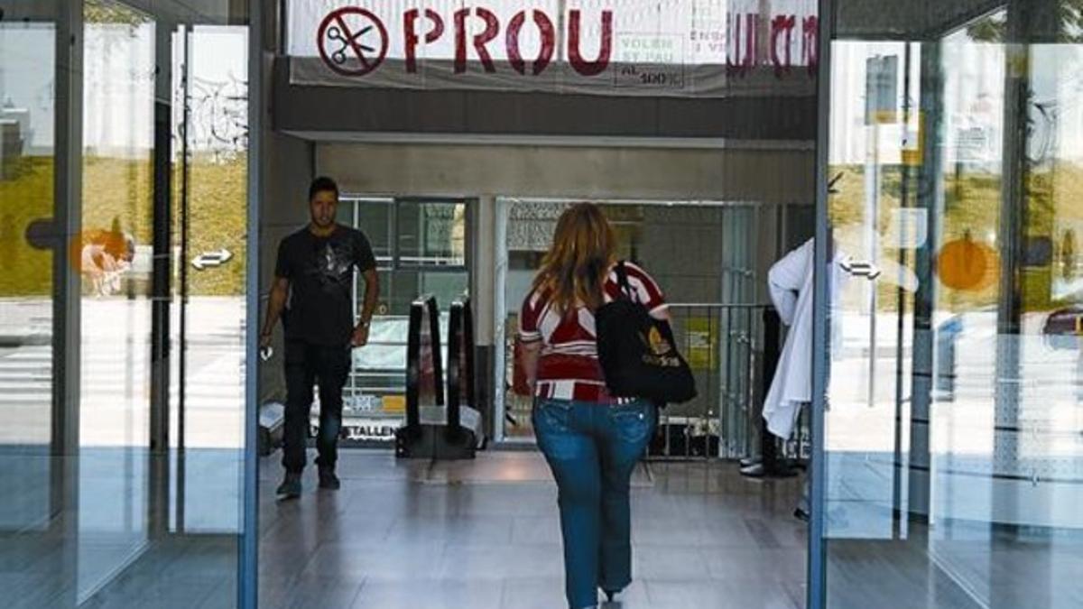 Una de las entradas al Hospital de Sant Pau, dominada por una pancarata contra los recortes.