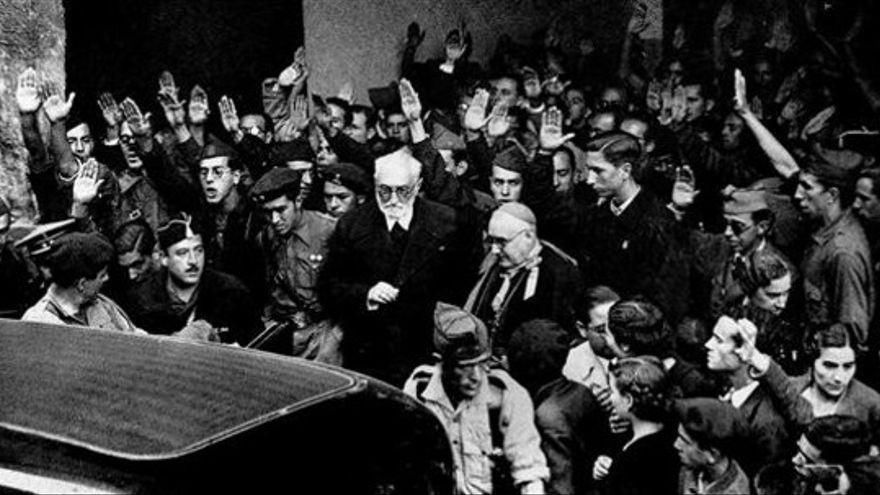 Miguel de Unamuno, en el centro con gafas y barba blanca, el 12 de octubre de 1936, tras arremeter en el Paraninfo de la Universidad de Salamanca contra el discurso de Millán Astray.
