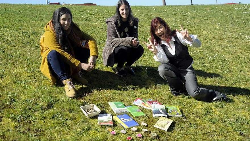 Teresa Vázquez, Lara R. Peña y Silvia López, ayer, en el exterior del consistorio. // Bernabé/Javier Lalín