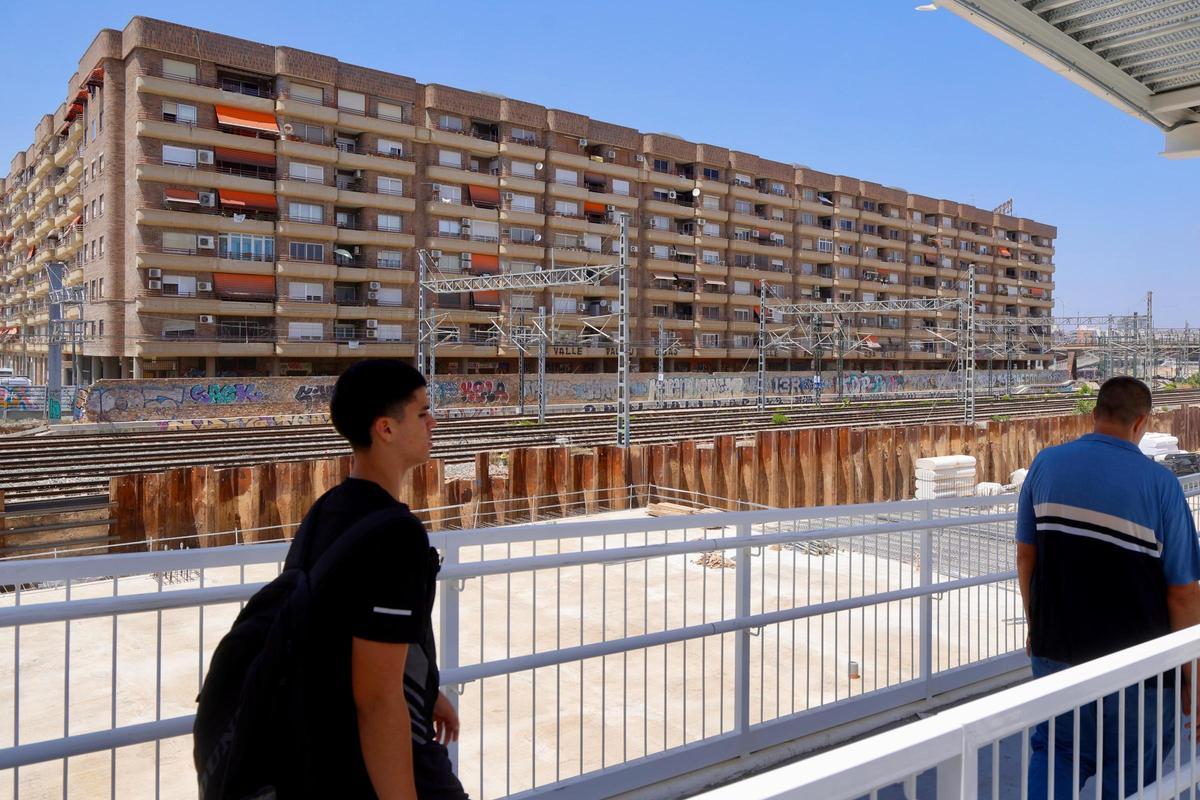 El Edificio Iturbi visto desde el otro de la cicatriz ferroviaria