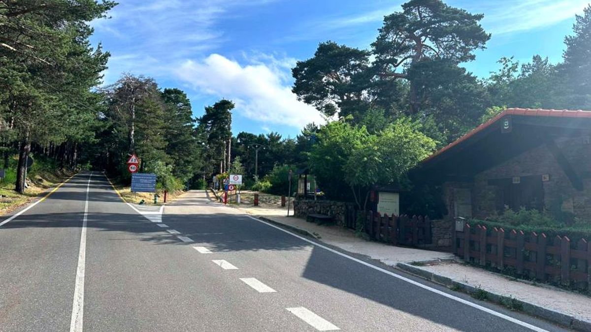 Acceso al aparcamiento de Las Dehesas de Cercedilla.