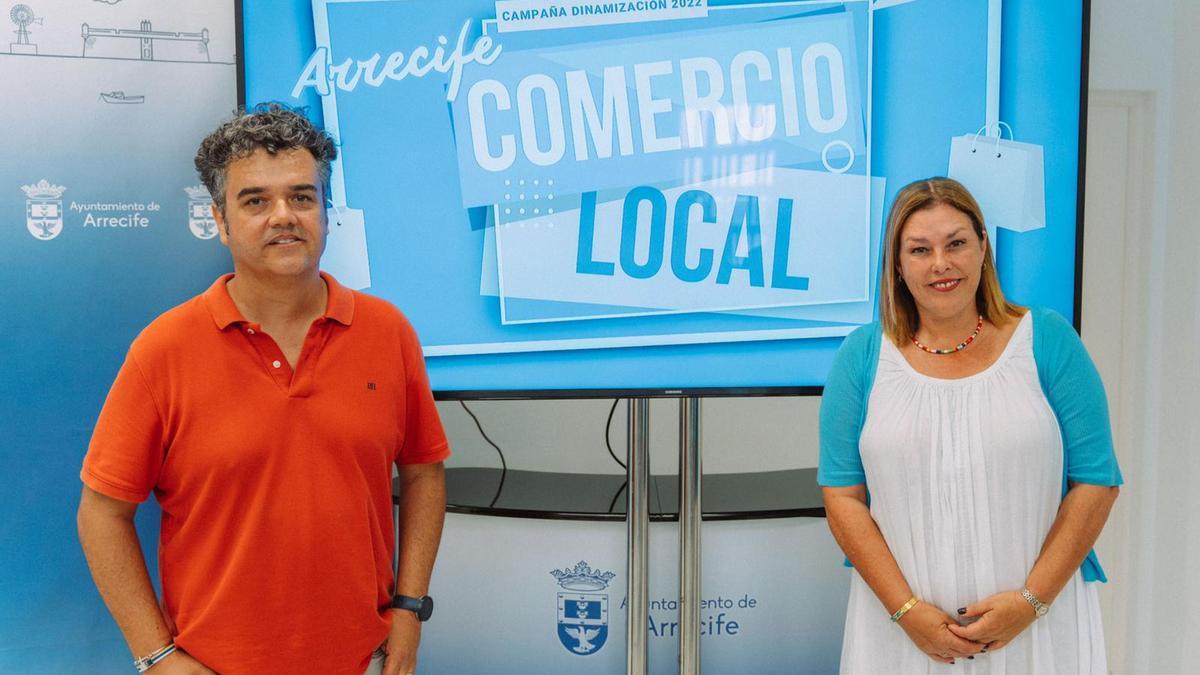 Armando Santana y Astrid Pérez durante la presentación, AYER, del Plan de Dinamización Comercial de Arrecife.