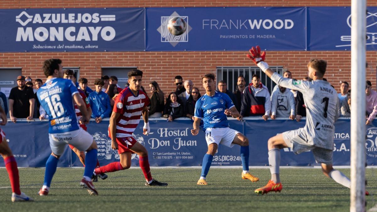 Lance de juego en el partido de ida entre el Utebo y el Granada B disputado en Santa Ana.