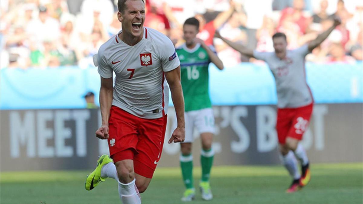 Milik, celebrando un gol con Polonia