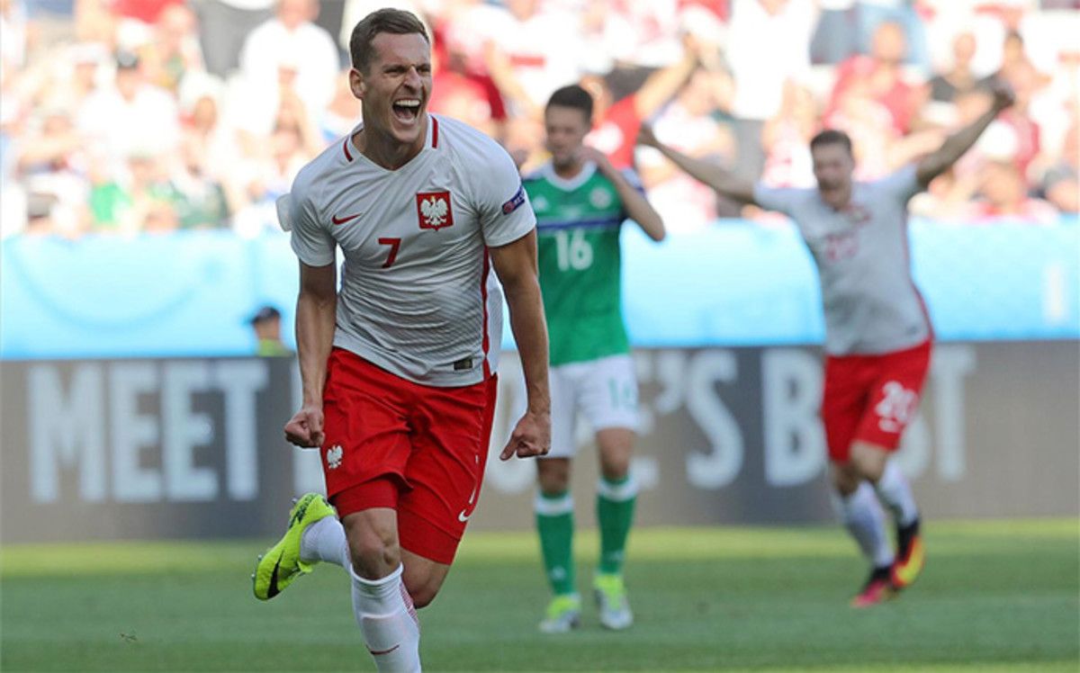 Milik, celebrando un gol con Polonia