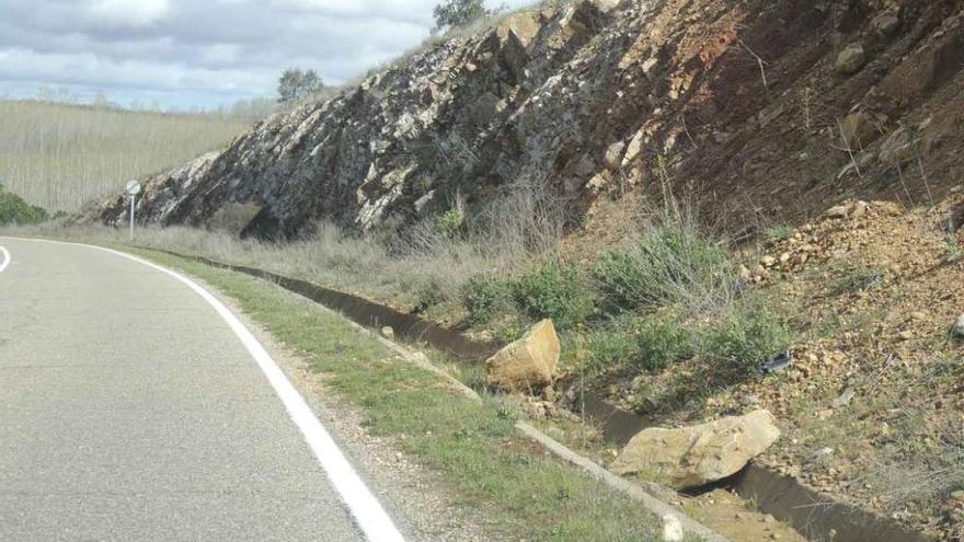 Algunas piedras caídas sobre la carretera en Manganeses .