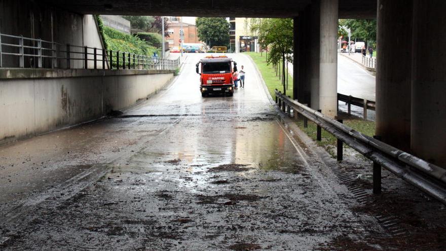 L&#039;estat en què ha quedat la carretera després de la tempesta que ha caigut a Girona · ACN