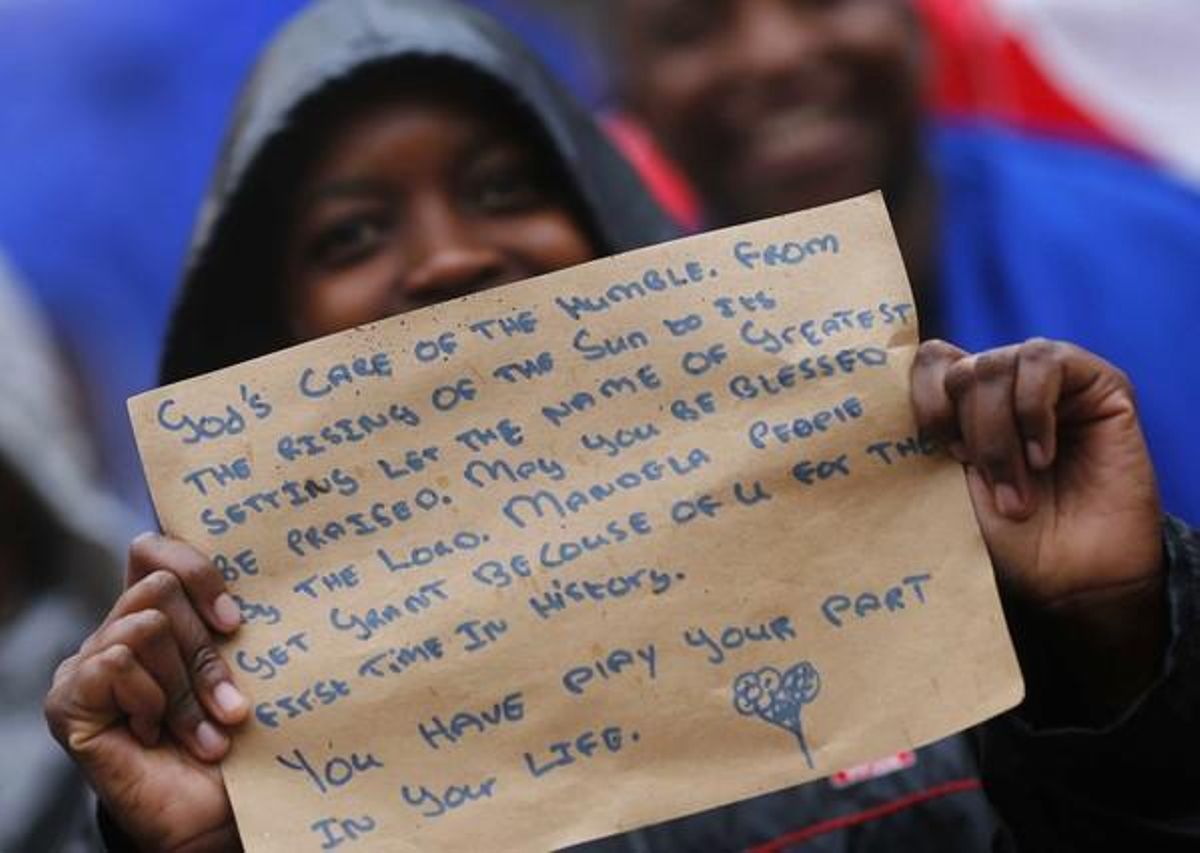 Una dona sosté una carta d’agraïment a Mandela.