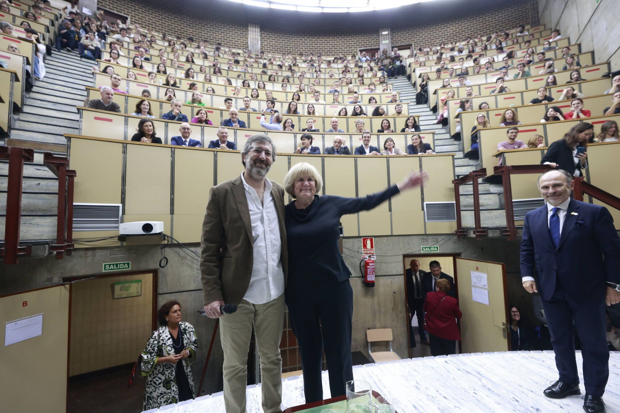 Marie-Claire King visita el Instituto Universitario de Oncología y mantiene un encuentro con profesores y estudiantes en la Facultad de Medicina