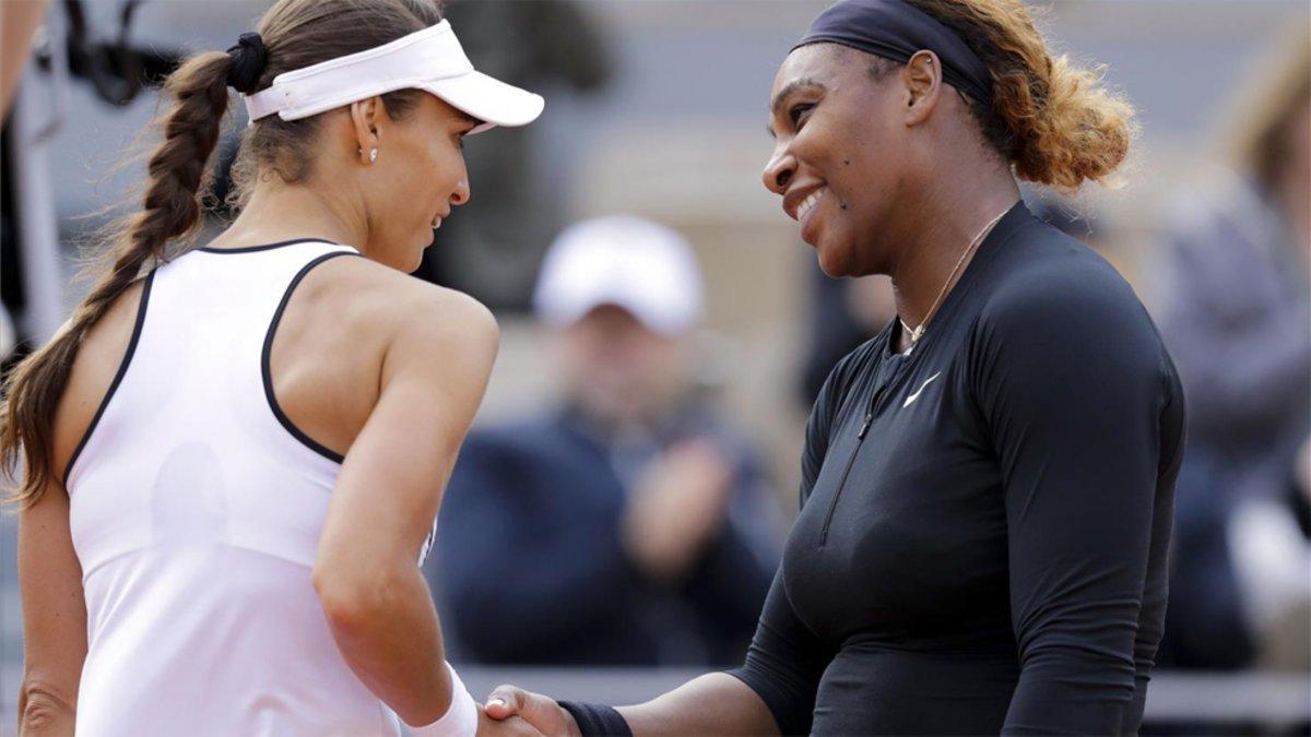 Serena gana sin convencer en su debut