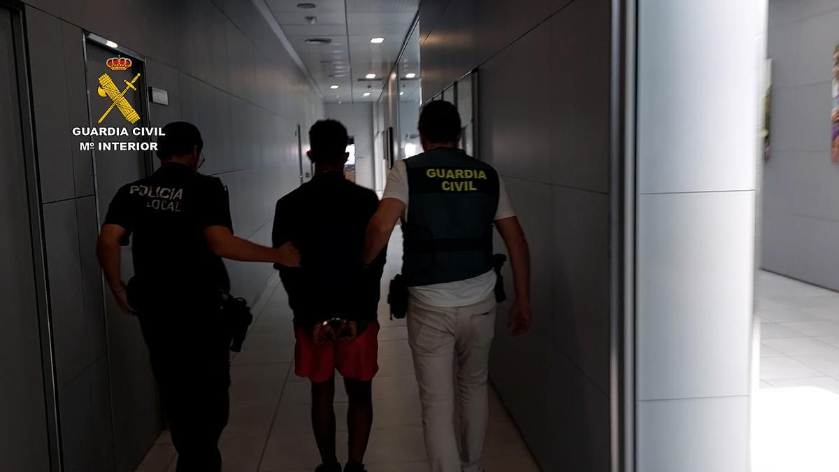 El detenido en dependencias de la Guardia Civil de Pilar de la Horadada