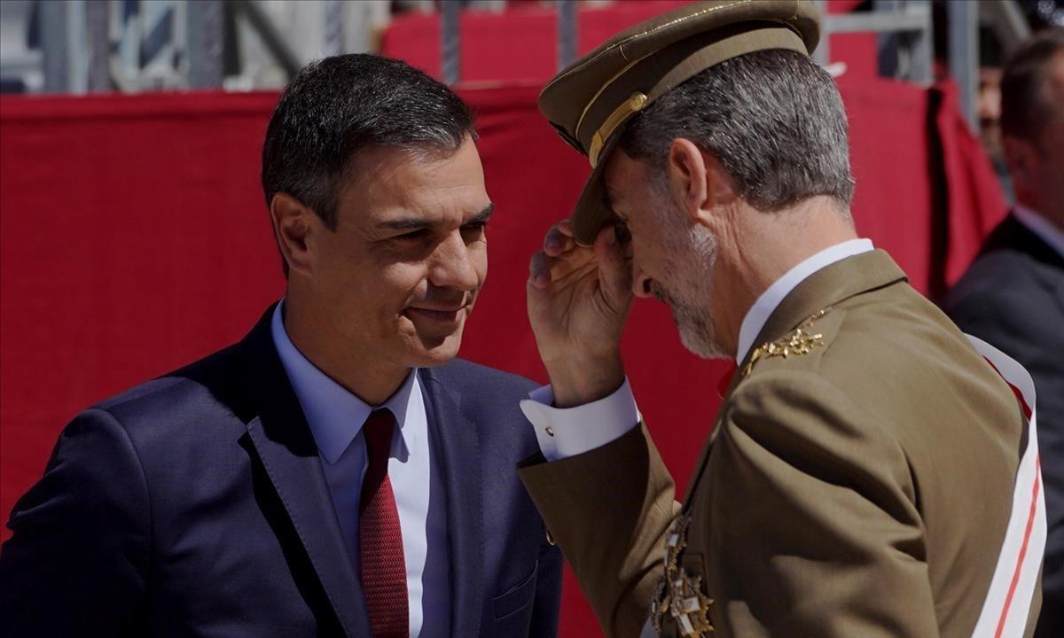 El rey Felipe VI y el presidente del gobierno Pedro Sánchez, durante el acto conmemorativo del 175 aniversario de la fundación de la Guardia Civil, en el Palacio Real, en Madrid.