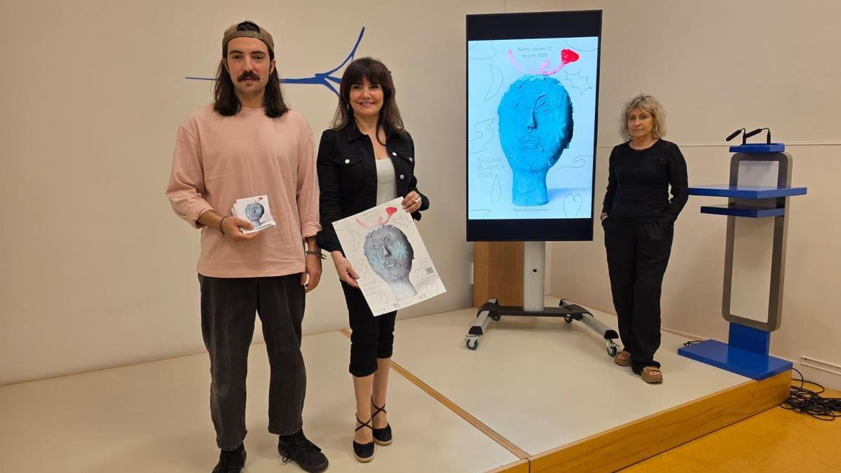 De izquierda a derecha, el artista encargado de la escultura que aparece en el cartel promocional, Manu García; la concejala de Cultura y Festejos, Yolanda Alonso; y la directora de la Factoría Cultural, Anabel Barrio.
