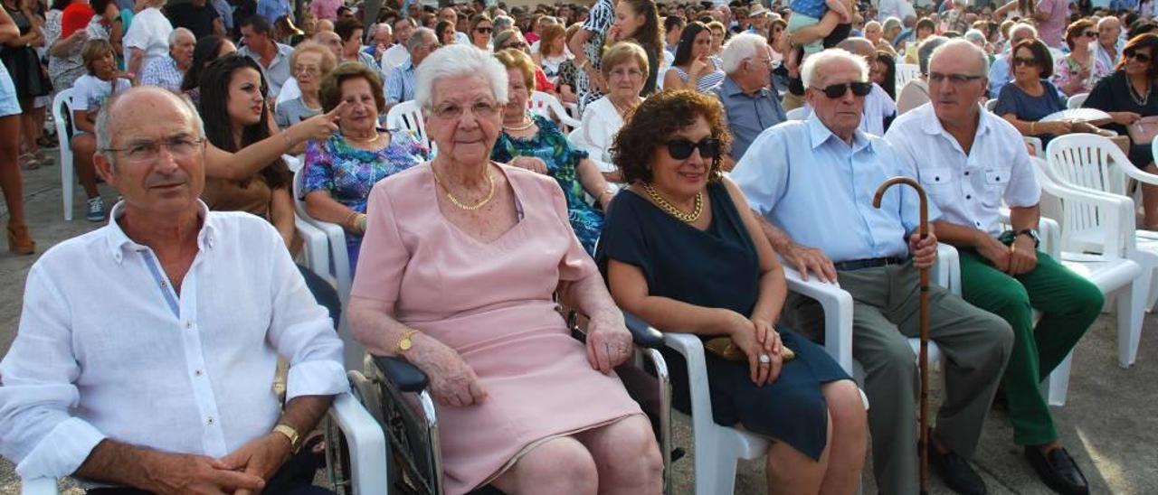 Ana Coll, con vestido rosa, y Vicente Beltrán, con gafas oscuras.