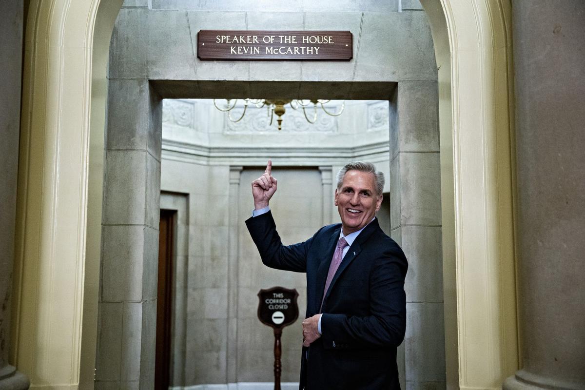 El representante Kevin McCarthy, republicano por California, se para debajo del  cartel de presidente de la Cámara afuera de su oficina.