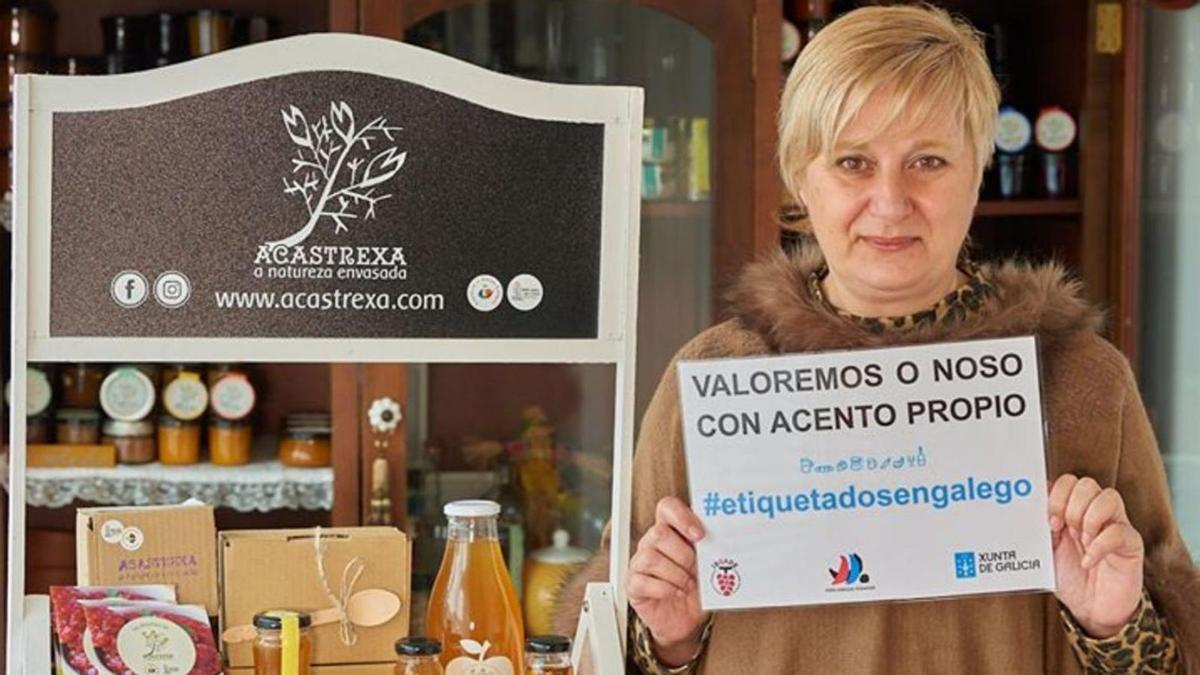 Paula Patiño con productos de Acastrexa, como el zumo de manzana que ofrecerá en la jornada.   | // L. O.
