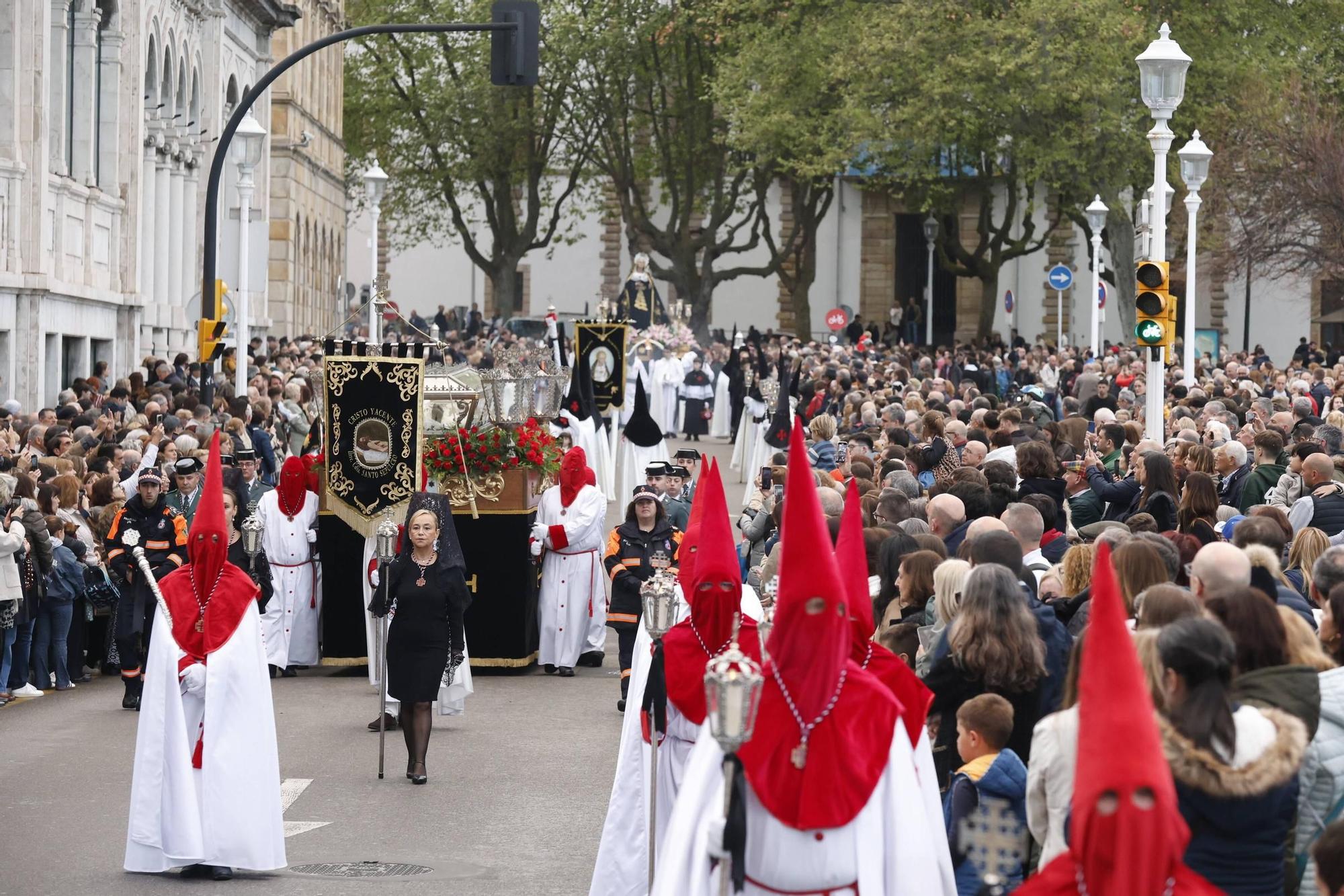 La procesión del Viernes Santo en Gijón, en imágenes