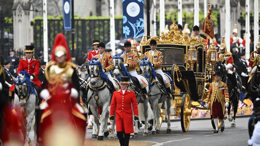 Carlos III y Camila llegan a Westminster en el Carruaje del Jubileo del Diamante