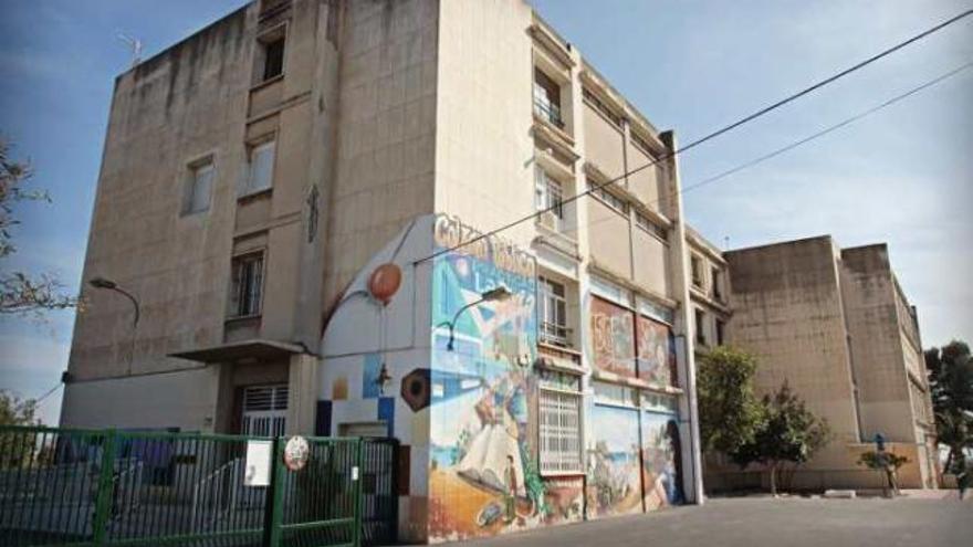 Imagen exterior del colegio Aneja, ubicado en la ladera del Tossal.