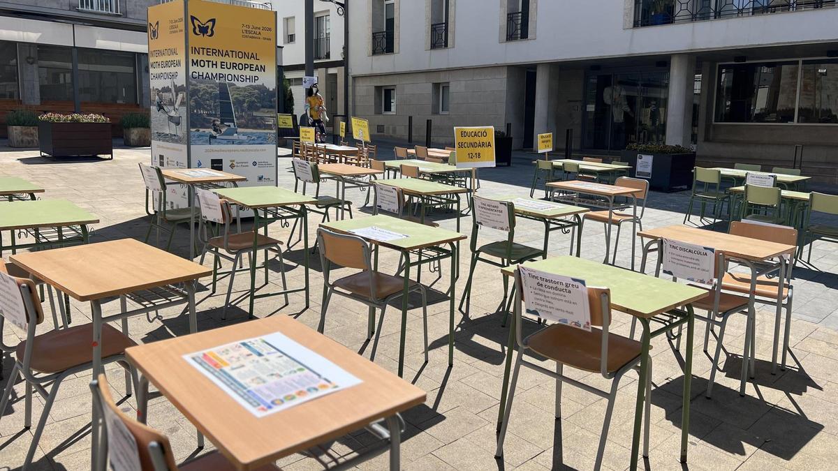 El professorat de l’Escala treu les aules al carrer per fer sentir les seves demandes.