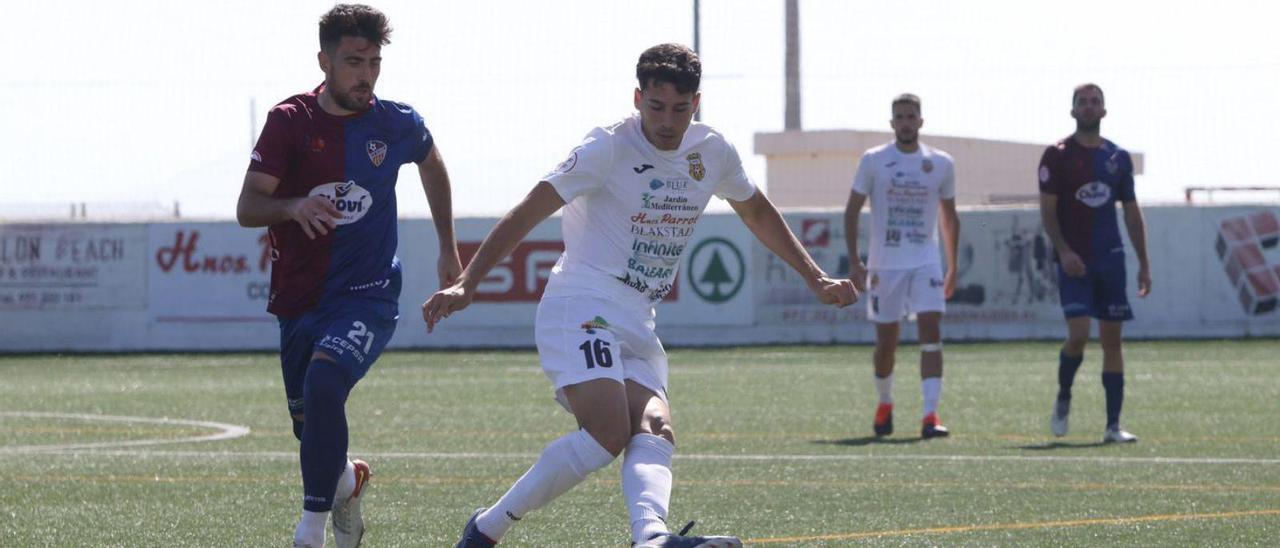 Roger Colomina, autor ayer del 0-1 frente al Alzira, en una acción ante el cuadro valenciano.   | VICENT MARÍ