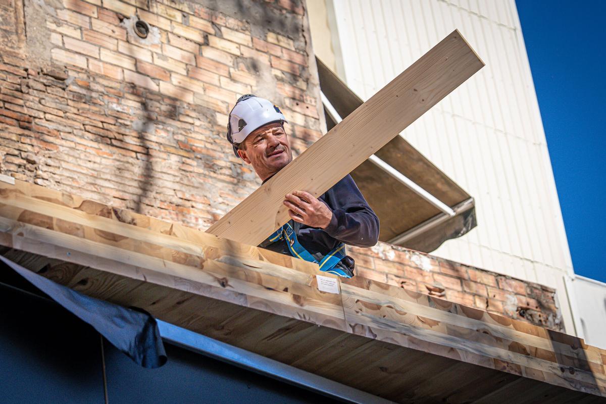 Operarios y voluntarios avanzan en los trabajos de construcción de WikiHousing, un innovador proyecto de vivienda colaborativa ubicado en un solar municipal del barrio de Poble-sec. Barcelona, 3 de febrero de 2026.