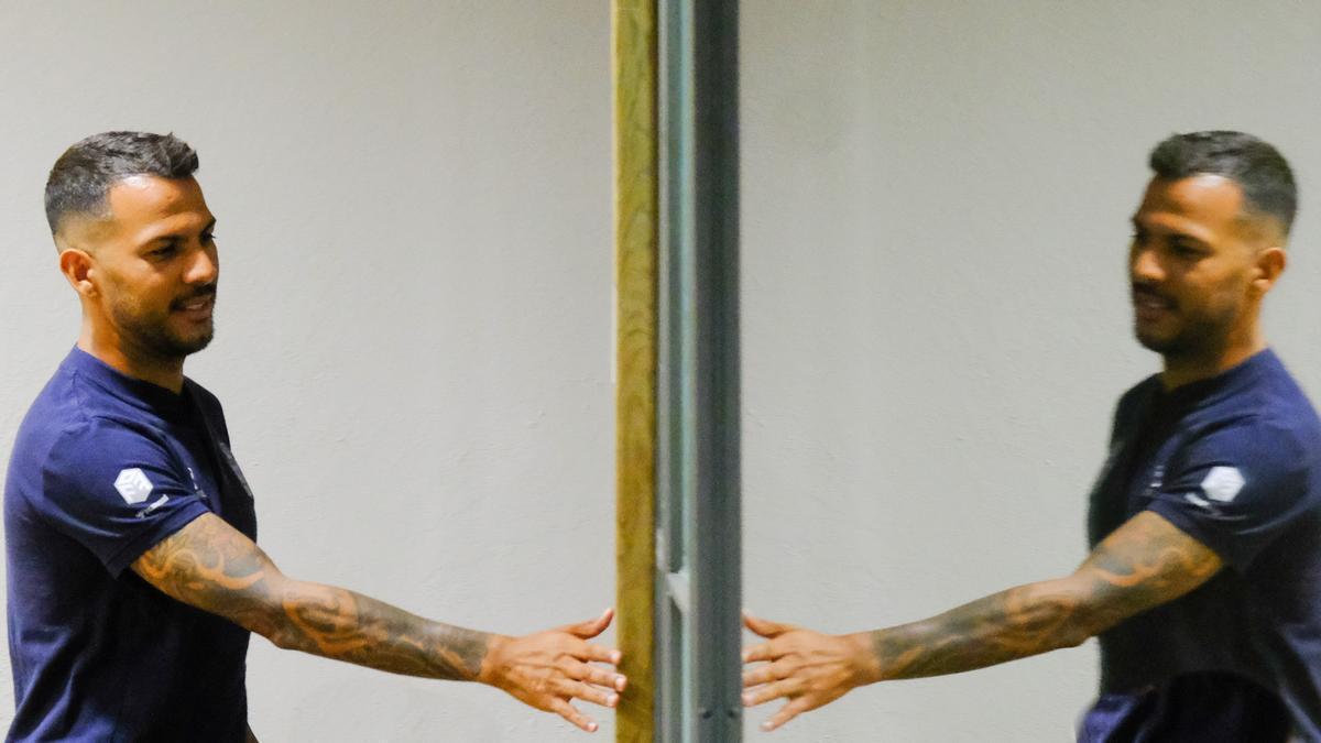 Viera abre la puerta de la sala de prensa de la Ciudad Deportiva de Barranco Seco