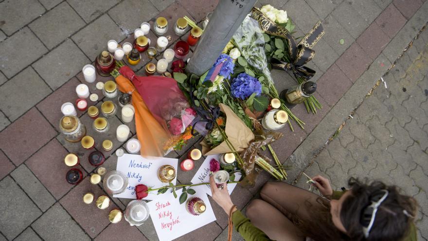 Velas en el lugar del tiroteo frente a un bar gay en Bratislava, Eslovaquia.