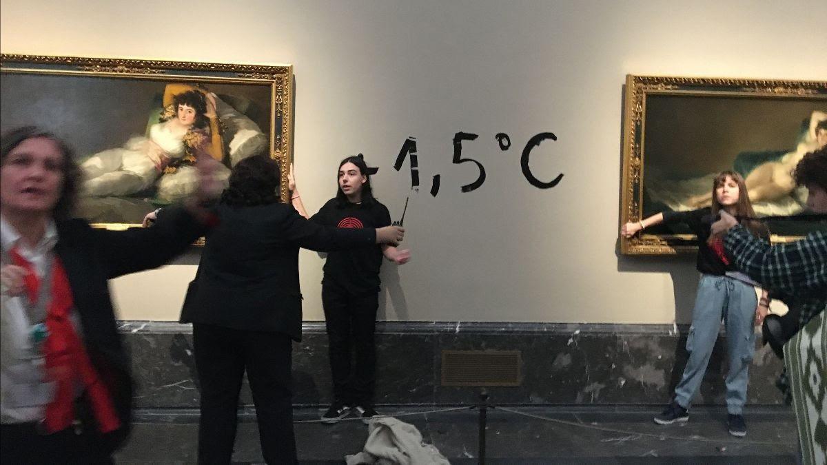 Las activistas, pegadas a los marcos de las &#039;Majas&#039; de Goya.