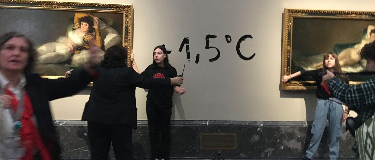 Activistas ecológicas se pegan al marco de los cuadros de &#039;Las Majas&#039; de Goya en el Museo del Prado