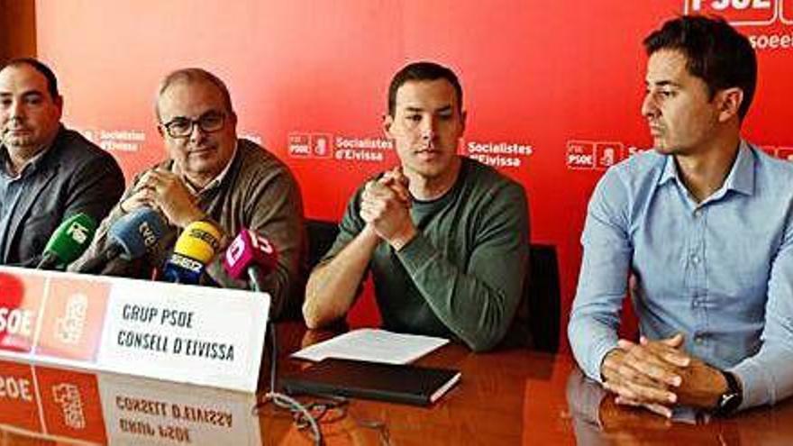 Víctor Torres, Vicent Torres, Simón Planells y Marco Antonio Guerrero, ayer en el Consell.