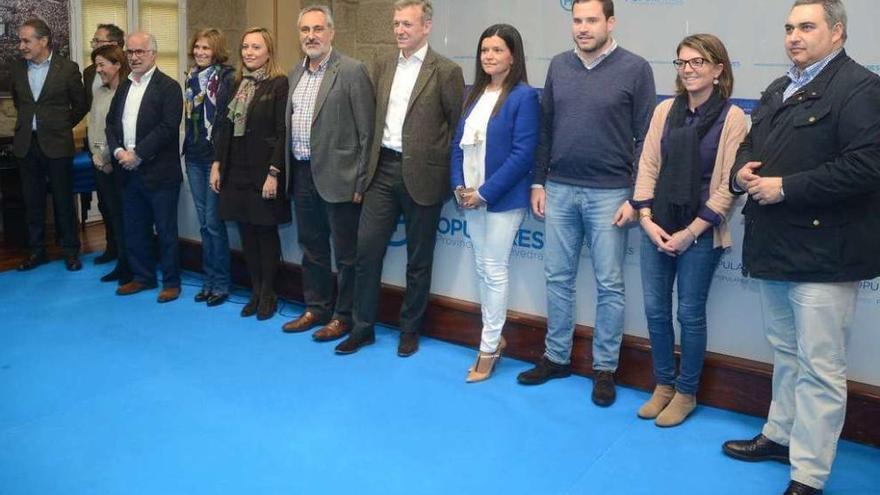 Rueda con los miembros de su comité de dirección ayer en la sede del PP de Pontevedra. // Rafa Vázquez