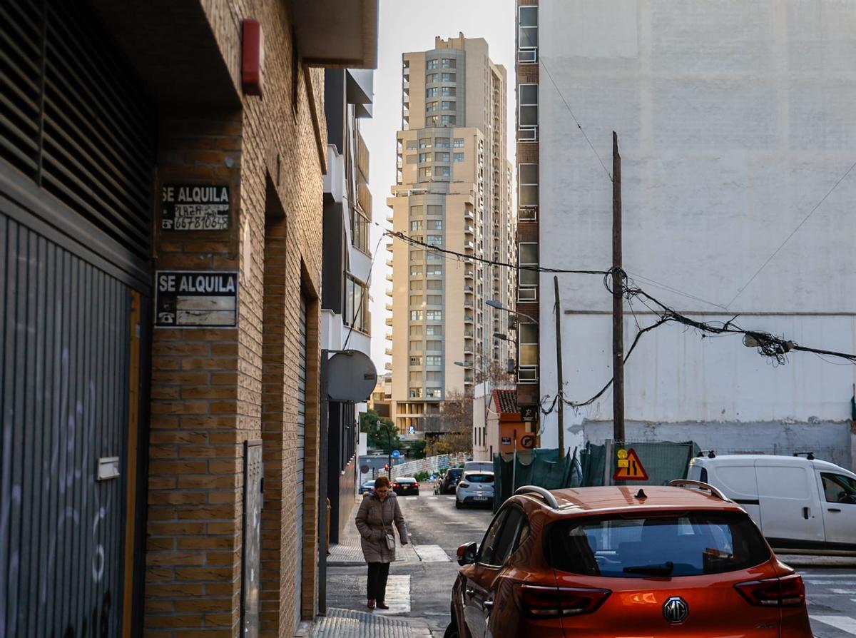 Una de las torres de un complejo residencial de la avenida de las Cortes visto desde la calle Serratella