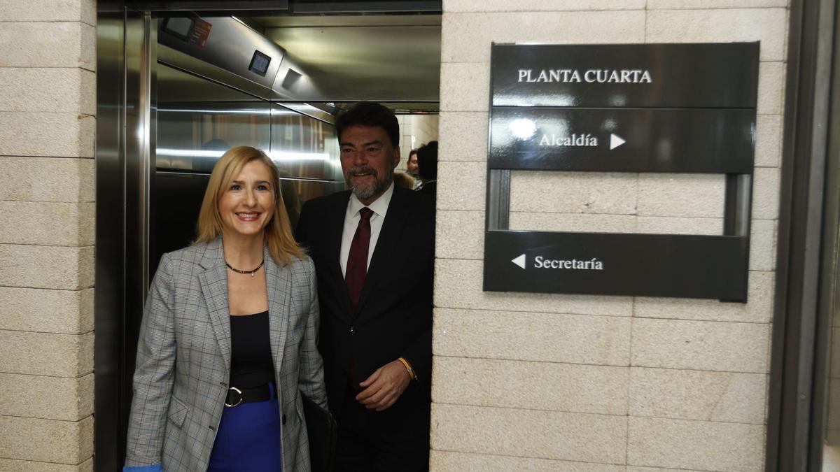 La consellera de Infraestructuras, Salomé Prada, y el alcalde de Alicante, Luis Barcala, este jueves.