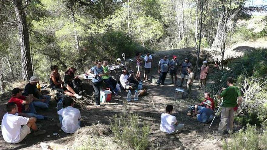 Imagen de los voluntarios en el paraje de El Brull de La Torre de les Maçanes