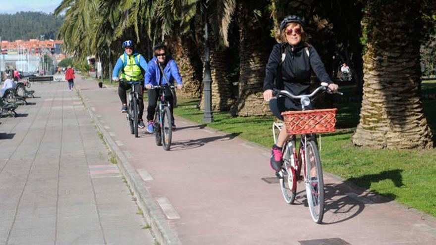 Usuarios del carril bici en Vilagarcía de Arousa // Noe Parga