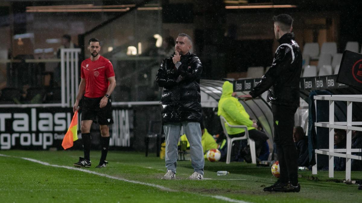 Javi Rey, en la banda, en el encuentro FC Cartagena-Torremolinos
