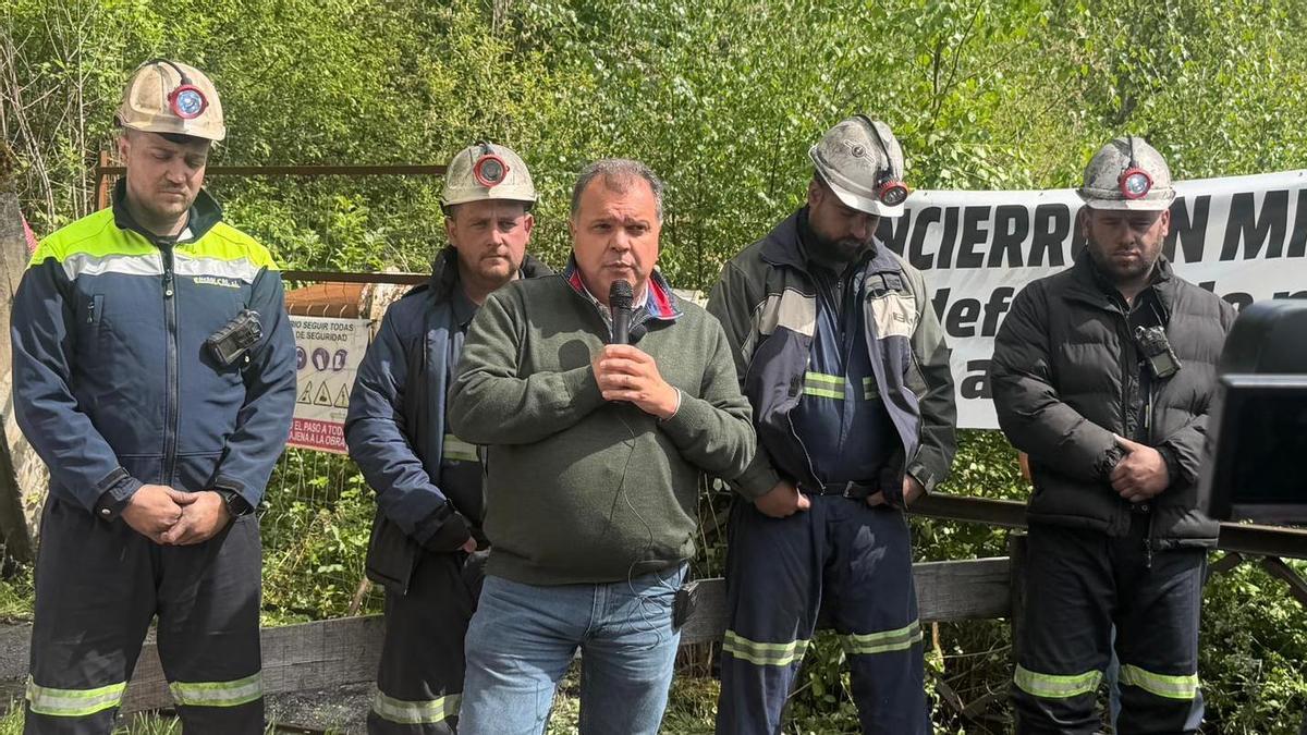 José Luis Alperi, secretario general del SOMA, con los encerrados el pasado 1 de mayo.